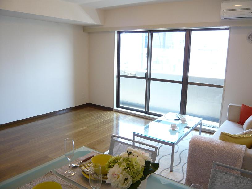Living and room. There is a ceiling is high feeling of freedom