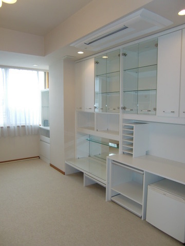 Living and room. It is double-sided storage