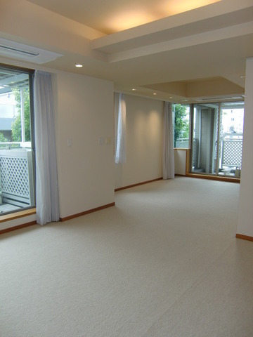 Living and room. About 20 Pledge of Living is a two-sided balcony