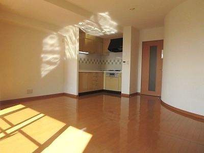 Living and room. Bright living room of southwestward ・ With floor heating