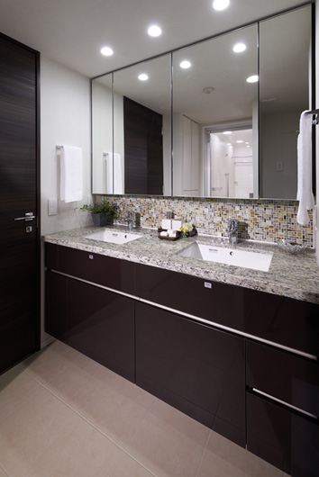Bathing-wash room.  [bathroom] Natural granite counter material, The floor adopts the tile material, Wash room and clean beauty stand out.