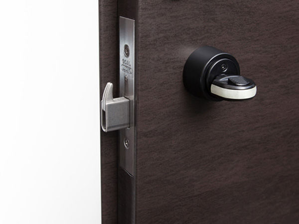 Security.  [Crime prevention thumb turn ・ Sickle-type deadbolt] In order to prevent incorrect tablets, such as pry the thumb once and doors, We have established a crime prevention thumb and sickle-type dead bolt.