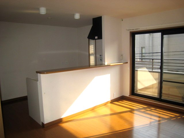 Living and room. South side of the dining ・ kitchen