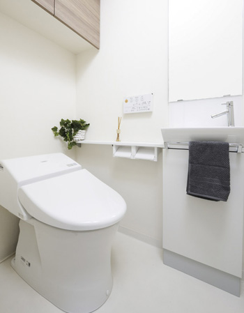 Bathing-wash room.  [Tankless toilet] Happy to clean look is smart. Since the front of the space can be taken widely, Toilet looks refreshing. Or towel is multiplied, Adopted stylish hand washing counter decorate even small. Because care is also simple, Clean space will be maintained.