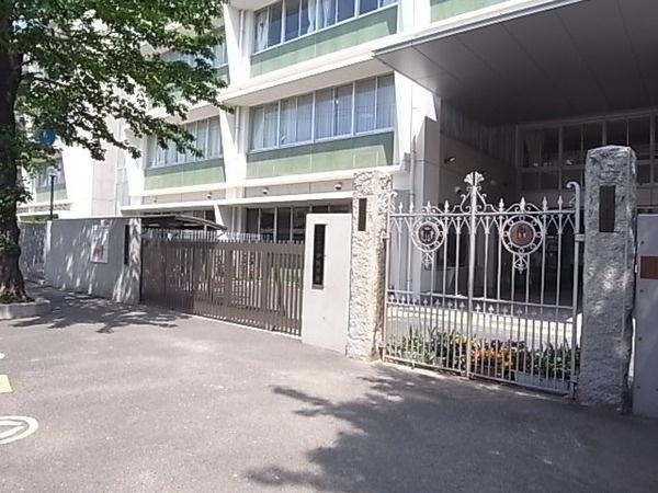 Junior high school. 550m until Ito School