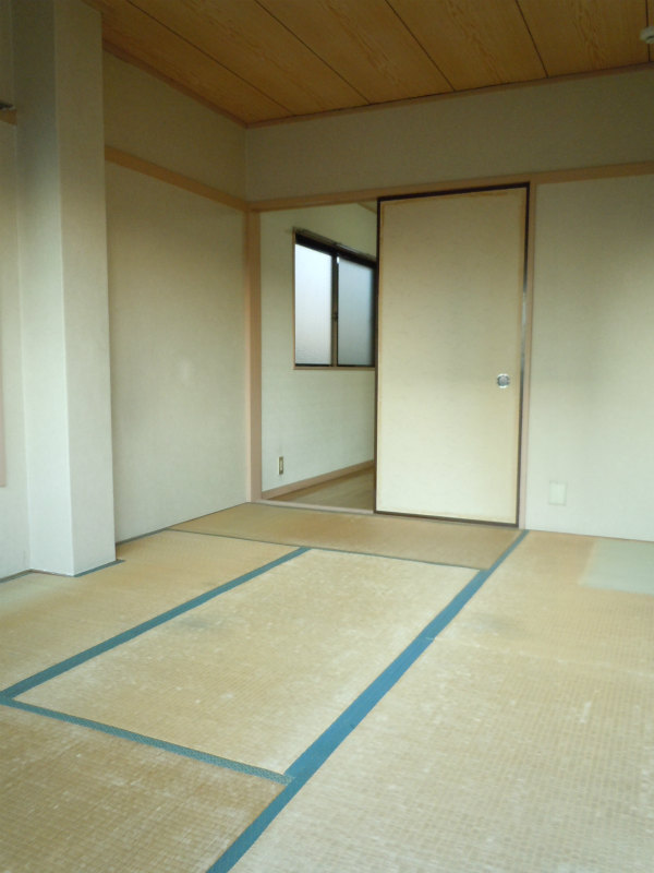 Living and room. And the tatami mat sort after tenants decision