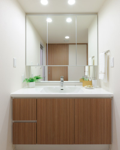 Bathing-wash room.  [bathroom] Wash bowl integrated with artificial marble countertops. There is no gap or groove, Care is also smooth.