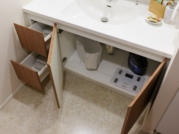 Bathing-wash room.  [Sided, dual-stage drawer storage] In the vanity, Easy operation is, We have established sister easy sided, dual-stage drawer storage small items and towels.