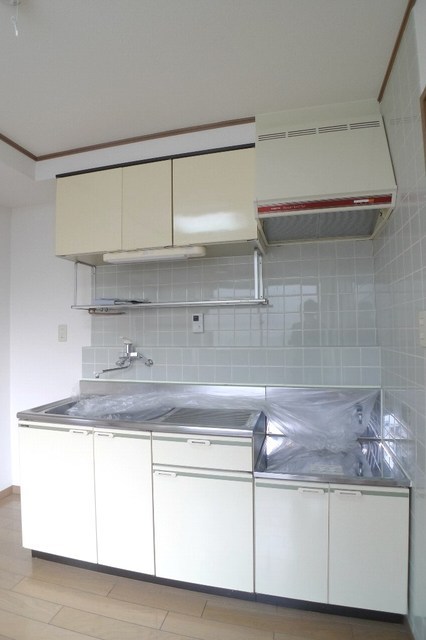 Kitchen. Gas stove installation Allowed  ■ We will set up a gas stove in the hope ■