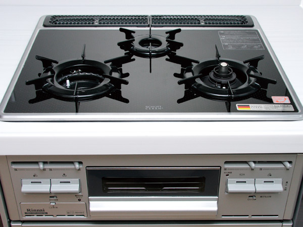 Kitchen.  [Glass top gas stove] The top plate is beautiful glass top that combines the functionality and design of the gas stove. So flat it wiped off easily dirt at any time. (Except for some dwelling unit)