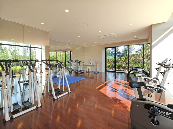 Shared facilities.  [Fitness room] Overlooking the lush greenery, It is full of airy space.