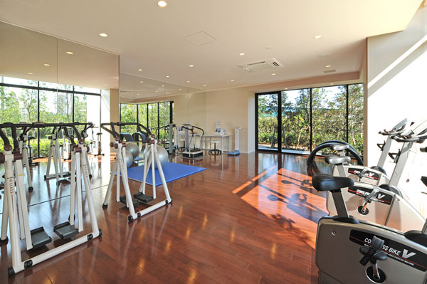 In the fitness room full of a feeling of opening overlooking the garden, which is provided on site, It can be made to flow comfortably sweat. (Shared facilities ・ Service is some fee required)