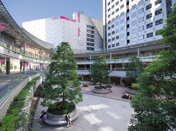 Of station direct connection "Shinagawa Seaside Forest" is, Large-scale commercial facilities, such as ion Shinagawa Seaside store is available. Enhancement also gourmet shop on the first floor Oval Garden underground (about 310m)