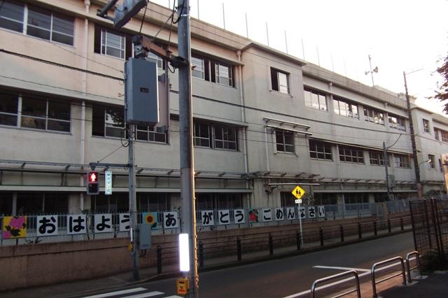 Primary school. 628m to Shinagawa Ward Togoshi Elementary School