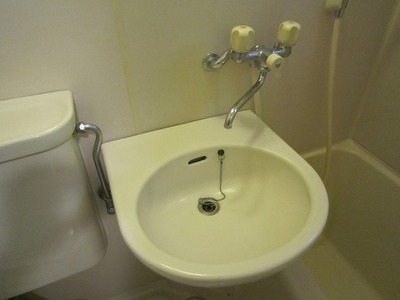 Washroom. 3-point unit Wash basin