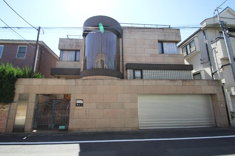 Local appearance photo. Gate ・ Garage equipped with a shutter