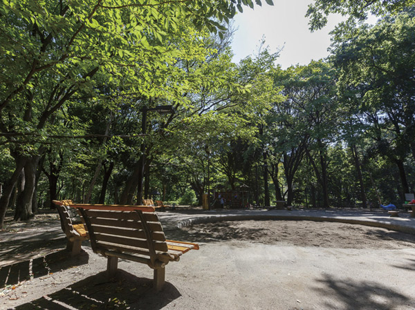 Surrounding environment. Forest Park of Metropolitan forest trial (about 440m ・ 6-minute walk). Lawn open space and campsites, There are walking trails, etc., Adults can also enjoy nature 120,000 sq m vast oasis space of more than