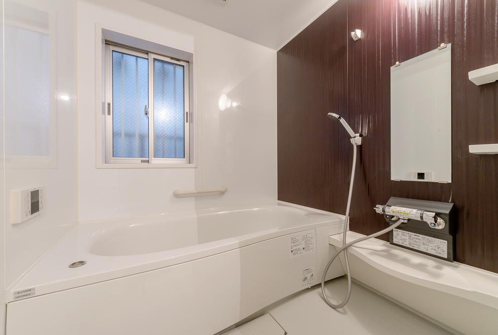 Bathroom. Spacious bathtub, With Reheating function (June 2013 shooting)