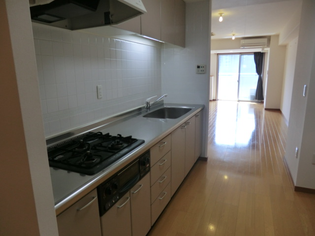 Kitchen. There is housework corner of 4.2 tatami mats in the back