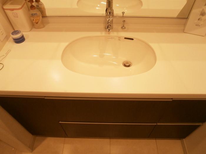 Wash basin, toilet. Indoor (2013 June shooting)