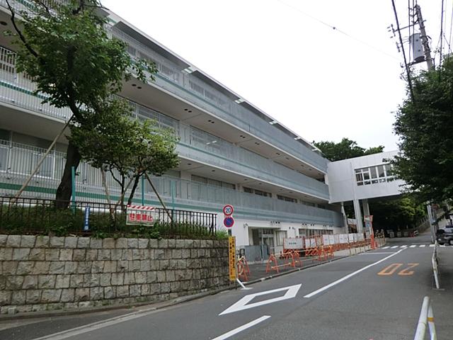 Primary school. 712m to Shinagawa Ward third Hino Elementary School