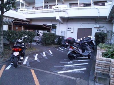 Parking lot. Bike storage. There is empty (2013.12.6 current).