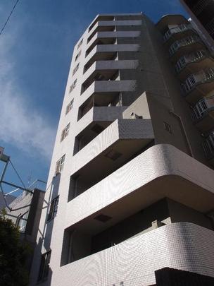 Local appearance photo. Heisei apartment of 16-year building.