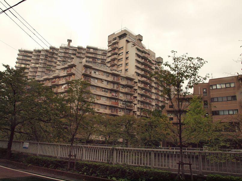 Local appearance photo. Figure nestled along the Meguro River is stately, such like a castle.