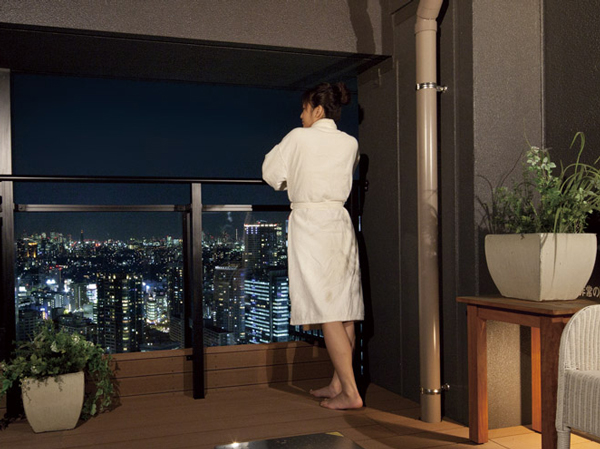 balcony ・ terrace ・ Private garden.  [Enlightenment roof balcony the night view of Tokyo] In the Sky Jacuzzi of the roof balcony part, Masu fun Me a view as if to hog the sky of the city center. (W-160AT type 38 floor ※ Sale already November 2010 shooting)