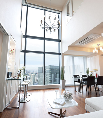 Living.  [living ・ dining] Executive of the mind and the body to heal to fully, light ・ Sense of openness ・ Was planning a tower residence can enjoy the view. (E-105AT type 37th floor ※ Sale already November 2010 shooting)