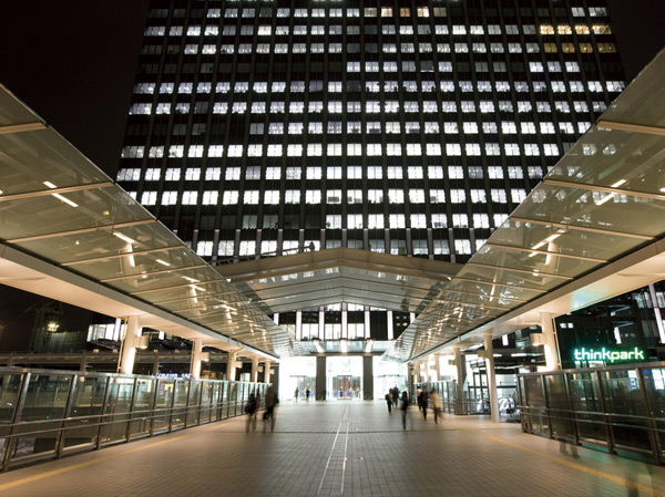 Surrounding environment. Pedestrian deck that becomes the approach from the Osaki Station (Station)