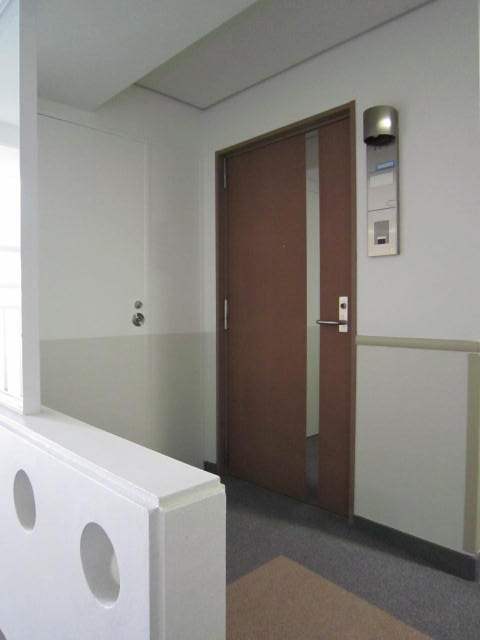 Entrance. There is an inner hallway ・ Entrance door is a feeling of luxury