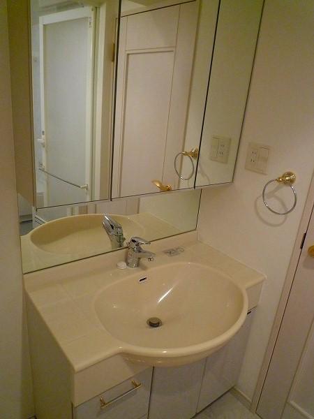 Wash basin, toilet. Washstand that simple, of flawless