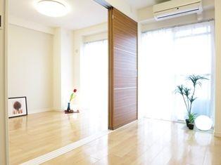 Living. ~ Interior was completed ~  8th floor, Yang per in the southeast direction ・ View is good.  Established a new walk-in closet with a new interior renovation, Enhancement is the storage.  Management system in Jukomi management is also a good apartment.  4 Line 2 stations available