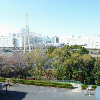 View photos from the dwelling unit. It is the view from the room. It will Mimamore the children playing in the park!