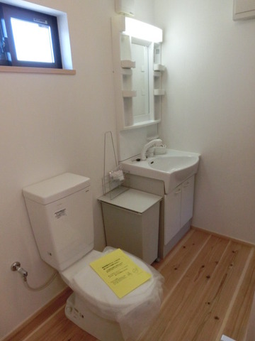 Toilet. toilet ・ Flooring of cedar also undressing part
