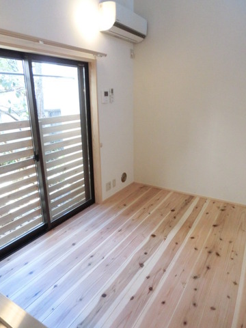 Living and room. Western-style about 5 Pledge. Adopt a flooring of cedar wood.