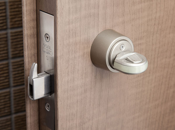Security.  [Crime prevention thumb turn ・ Sickle-type deadbolt] Crime prevention prevent incorrect lock by using a wire thumb, It has adopted a sickle-type dead bolt to demonstrate efficacy against vandalism.