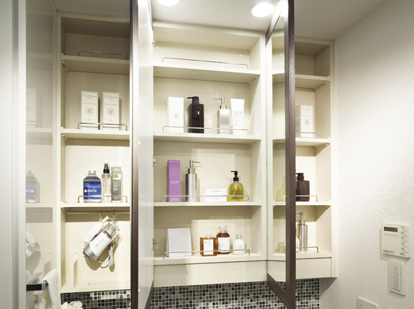 Bathing-wash room.  [Three-sided mirror back storage] Set up a convenient storage space on the back of a large mirror. And clean and accommodating the toiletries and accessories, Keeping the beautiful basin space with room. (80J type)