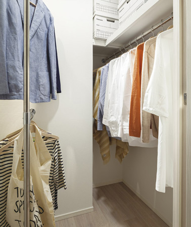Receipt.  [Walk-in closet] Clothing and hats to clear a walk-in closet contiguous with the living room, You can clean and storage, such as a bag.  ※ 40A ・ 60C ・ Except for the 60D type. (70I type)