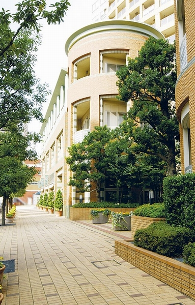  [Beautiful landscapes] High-rise, Upper, And at the same time to have a uniformity to the height of each building, such as low-rise, Buried wires, etc. in the basement. Beautiful landscape with a sense of unity has been created as a city (Photo: Oval Court Osaki)
