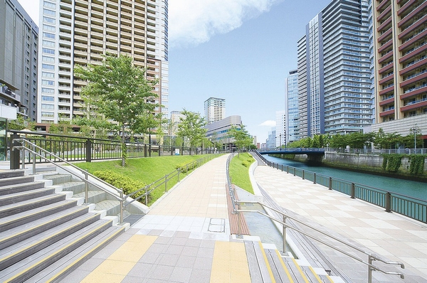  [Harmony with nature] Green Seongnam Gozan, Such as the green of the Meguro River, Landscape formation to cooperate with the rich nature of the region have been made [Water and greenery] Communication design filled with water and the green of the moisture and the axis has been decorated with the Meguro River (Photo: Municipal Gotanda petting waterfront plaza ・ About 620m)