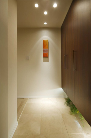 Interior.  [Entrance of marble tile] The marble tile to produce a clean even a simple luxury was adopted to the front door of the floor.  ※ In the apartment gallery, Entrance of the equipment can be confirmed. (The room is different from the one of this sale)