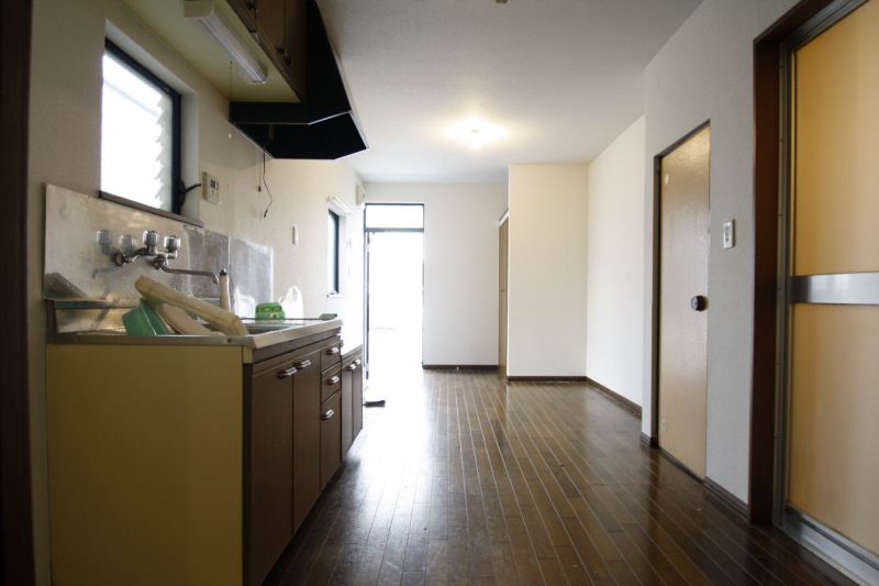 Living and room. Bright dining space