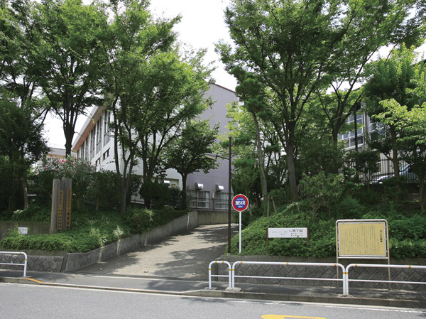 Surrounding environment. Ward Yashio Gakuen Elementary School ・ Junior high school (about 640m ・ An 8-minute walk)