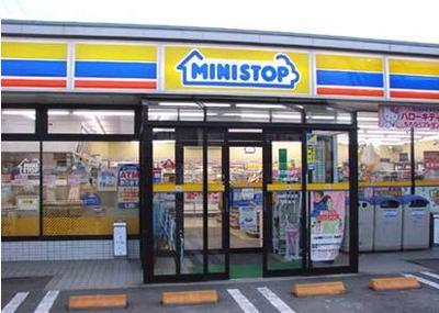 Convenience store. MINISTOP up (convenience store) 141m