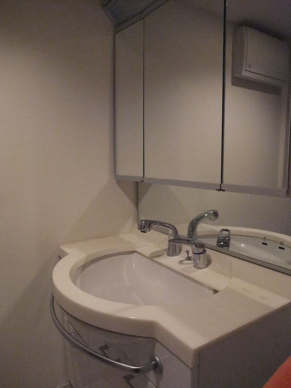 Wash basin, toilet. Washroom