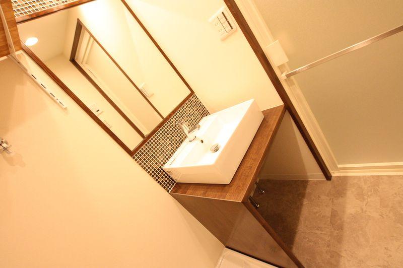 Wash basin, toilet. Spacious basin ・ Dressing room