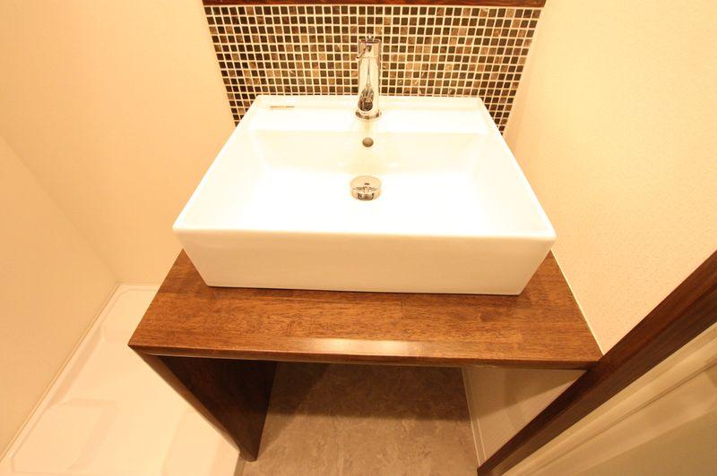 Wash basin, toilet. Well-designed tiled washbasin