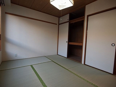 Other room space. There is no Japanese-style room. 